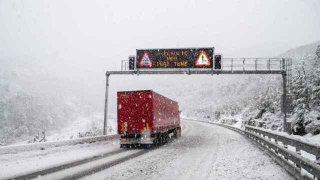 Temporal de nieve en la carreterra C-25 a su paso por Coll de Fontfreda (Barcelona) / EUROPA PRESS - MARC TRILLA
