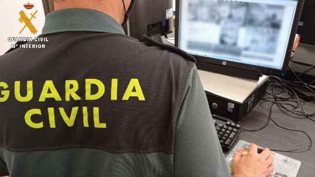Un agente de la Guardia Civil investiga el robo de criptomonedas / GUARDIA CIVIL