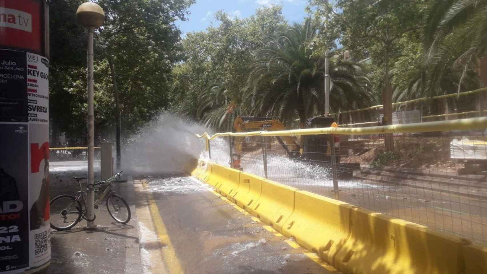 La fuga de agua de una tubería ha inundado la calle Diputació de Barcelona, cerca de la plaza de Glòries / BOMBERS DE BARCELONA