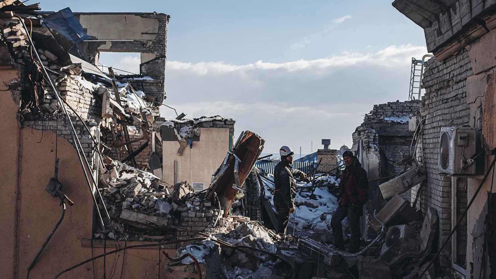 Dos bomberos sobre los restos de un edificio en Kharkiv (Ucrania) / Diego Herrera - Xinhua News - ContactoPhoto (EP)