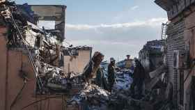Dos bomberos sobre los restos de un edificio en Kharkiv (Ucrania) / Diego Herrera - Xinhua News - ContactoPhoto (EP)