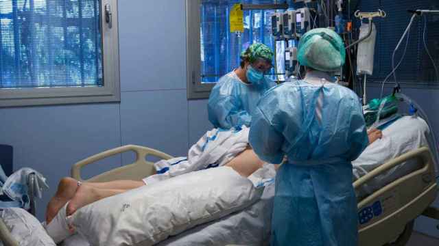 Dos médicos de la UCI del Hospital Universitario Dr. Josep Trueta de Girona atienden a un paciente ingresado por Covid / EUROPA PRESS