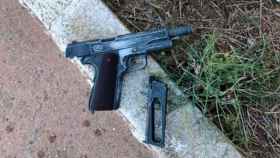 Réplica de un arma de fuego de los detenidos que encontraron en una papelera del hotel de Cambrils / MOSSOS