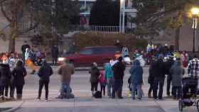 Momento en el que coche irrumpe en el desfile en la ciudad de Waukesha (Wisconsin, EEUU), que provocó el atropello mortal de varios de los asistentes / EFE - EPA - CITY OF WAUKESHA