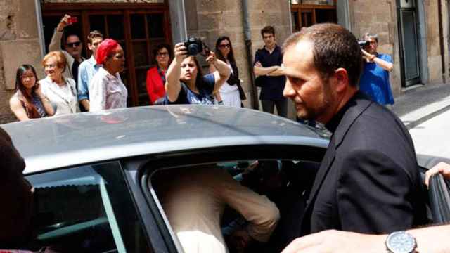 El obispo Xavier Novell, increpado durante una protesta feminista / CG