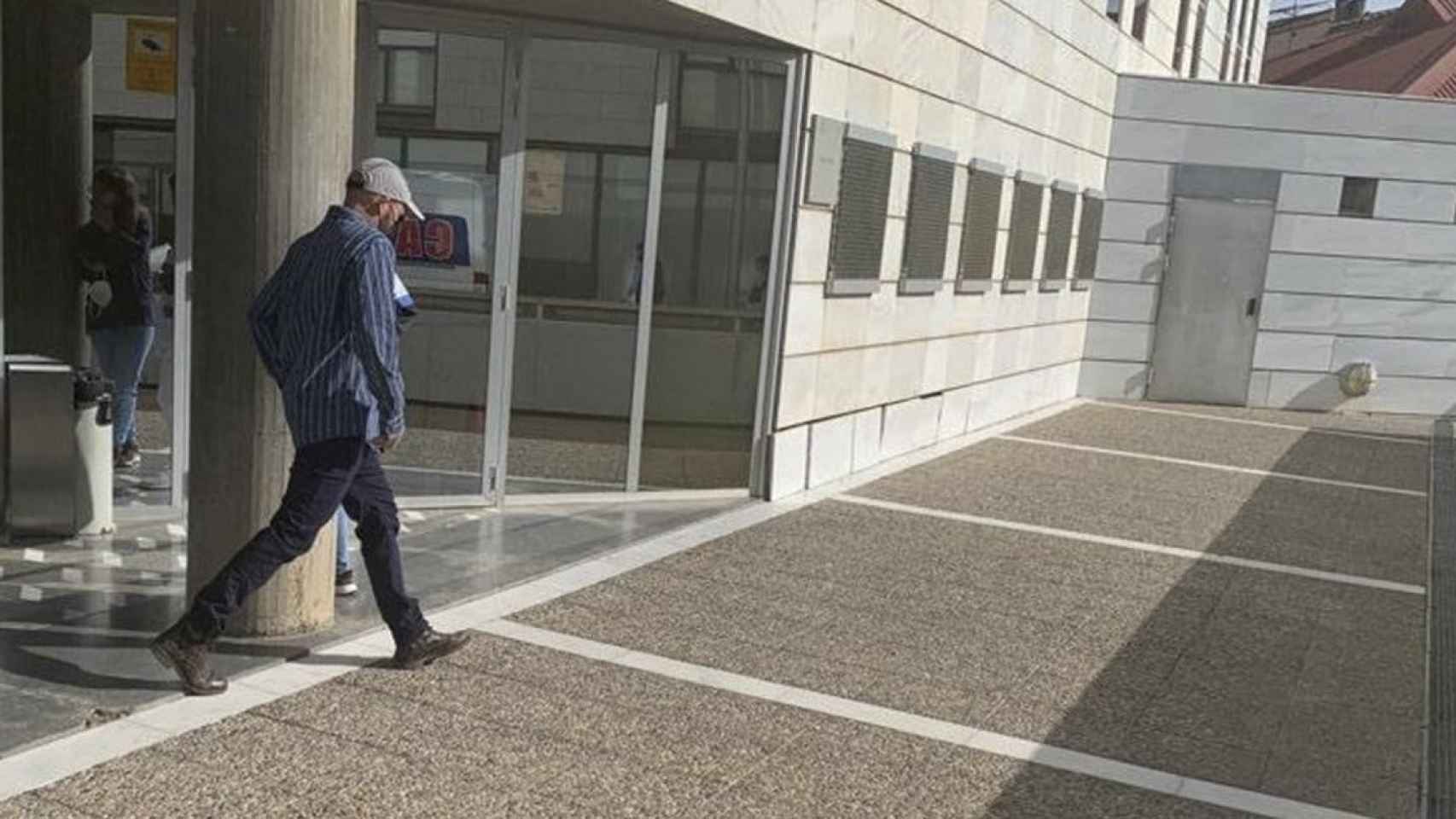 El exmonitor de un instituto de Lleida condenado, a la salida de los juzgados / EP