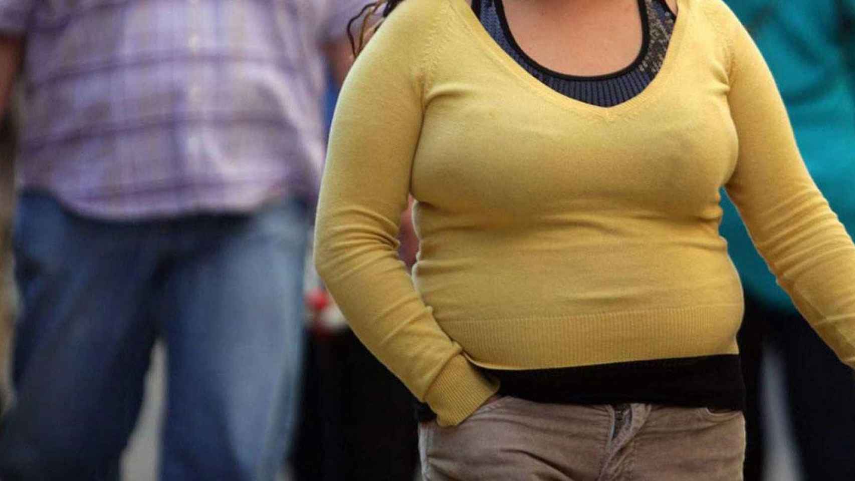 Una persona con sobrepeso, que según dos estudios puede sufrir mayores complicaciones debido al Covid-19 / EFE