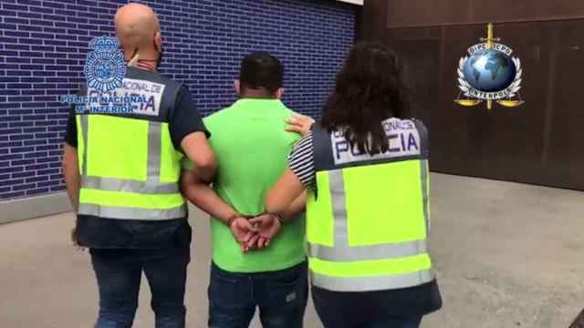 Momento en el que agentes de la Policía Nacional se llevan detenido a un fugitivo buscado por Ecuador / POLICÍA NACIONAL