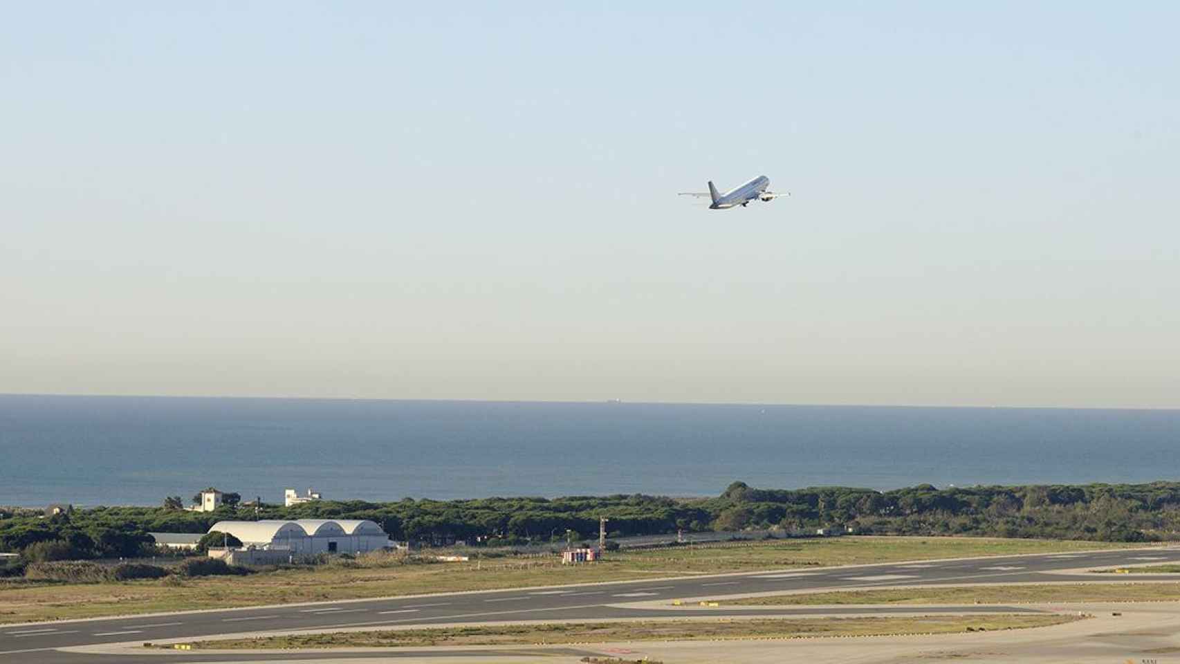 Panorámica de los espacios naturales y agrícolas cercanos al aeropuerto de El Prat. En la imagen, un avión despegando / EUROPA PRESS