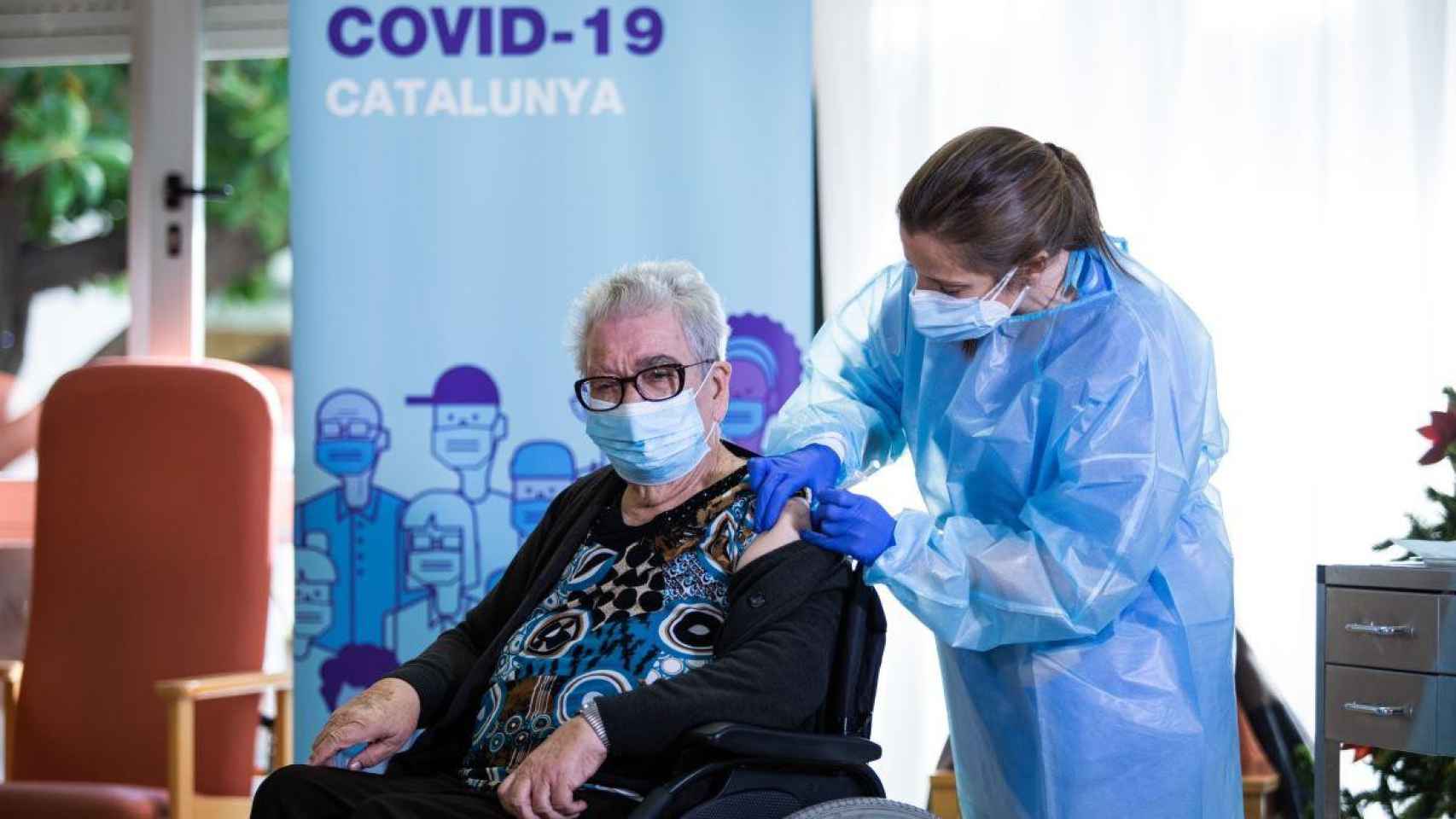 Josefa Pérez, de 89 años, ha sido la primera mujer en vacunarse contra el Covid en Cataluña / EP