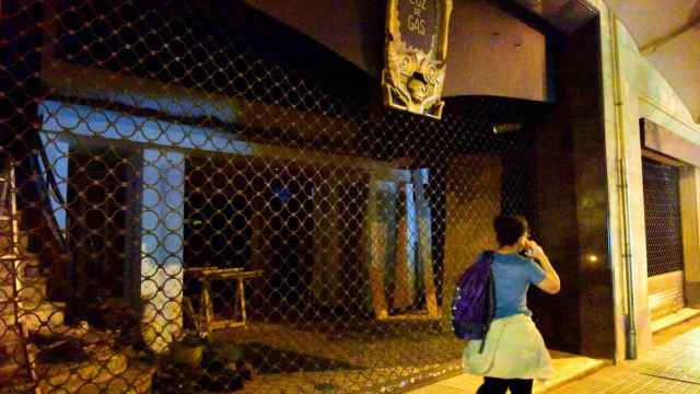 Una mujer pasea frente a un local nocturno cerrado / EP
