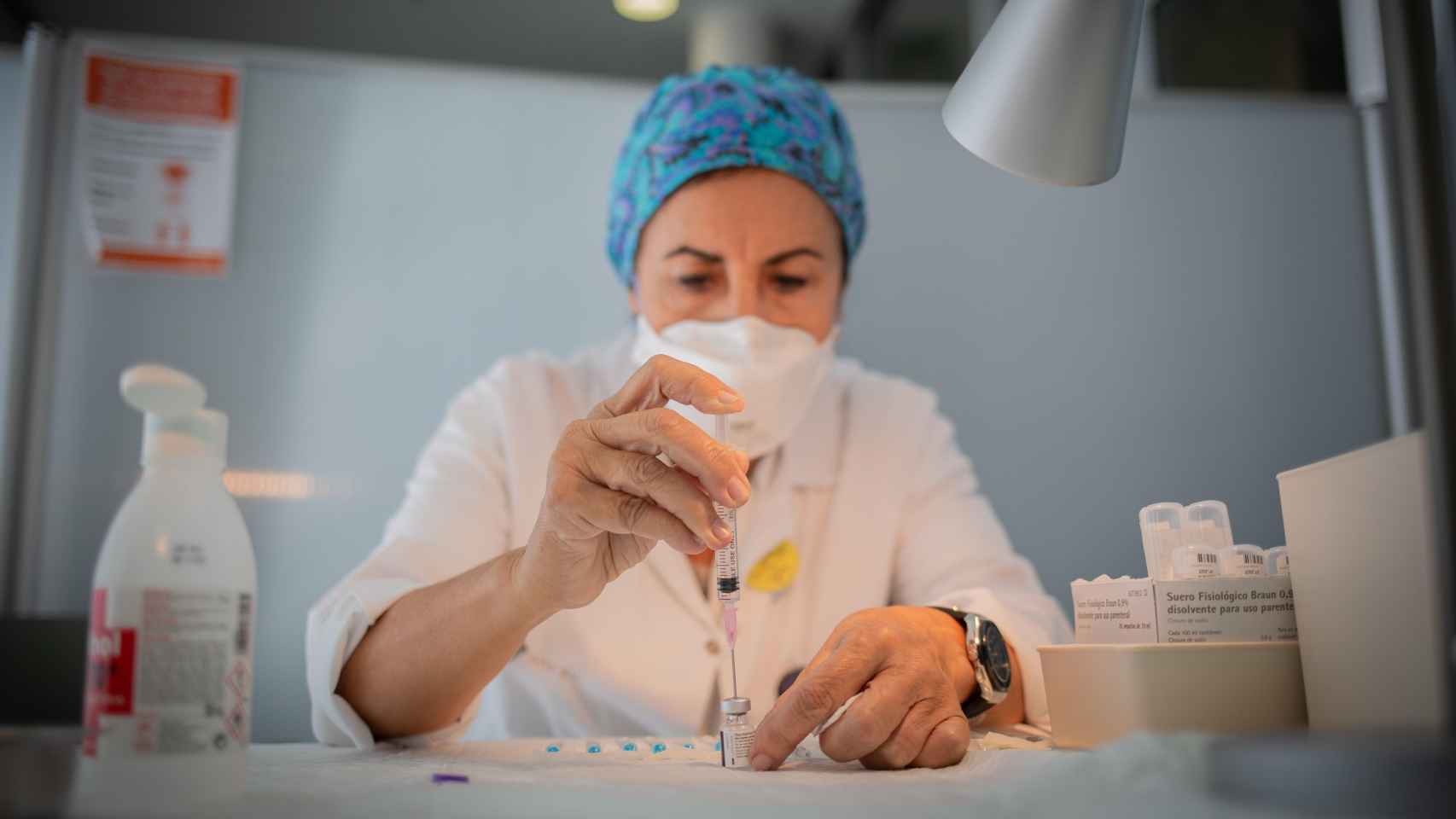 Una enfermera prepara la vacuna Pfizer-BioNtech contra el COVID-19 antes de administrársela a un profesional sanitario en el Hospital de la Santa Creu i Sant Pau de Barcelona / EUROPA PRESS