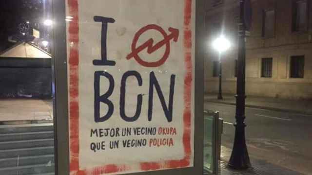 Uno de los carteles prookupación aparecidos en Barcelona / TWITTER