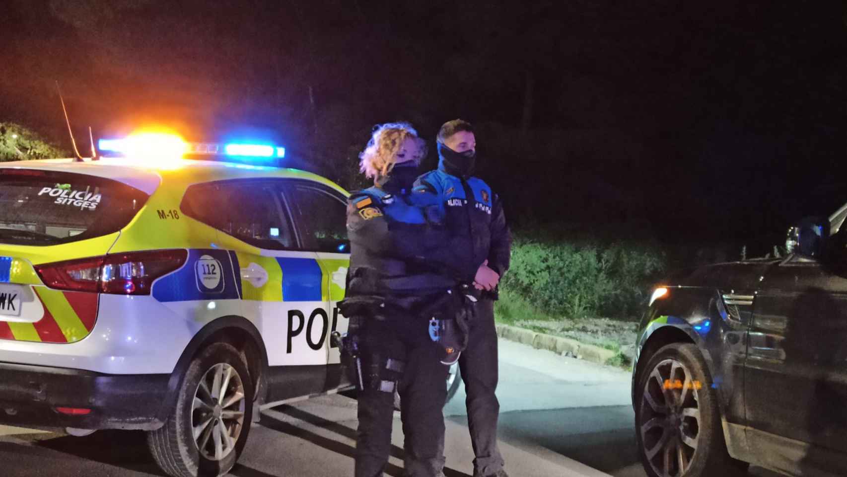 Efectivos de la Policía Local de Sitges dan el alto al vehículo que conduce el niño de 9 años / POLICÍA SITGES