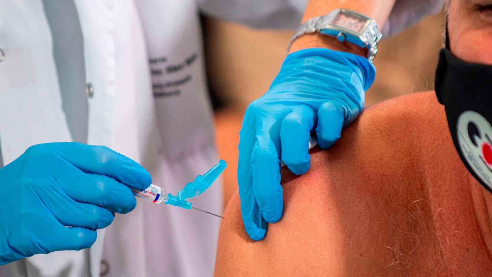 Una enfermera administra la vacuna contra el Covid-19 a un paciente / EFE