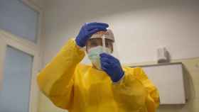 Una sanitaria de Cataluña realiza una prueba del coronavirus con test antígenos / EP
