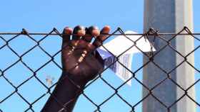 La mano de uno de los inmigrantes que han cruzado la frontera española / EP