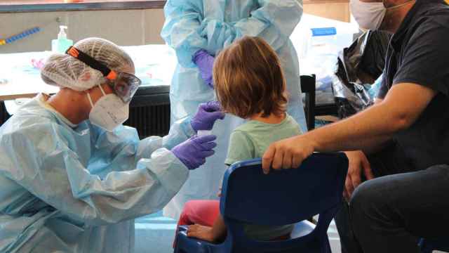 Personal sanitario del Hospital Sant Joan de Déu realizan pruebas PCR por el coronavirus a la participante de un 'casal' / SJD BARCELONA