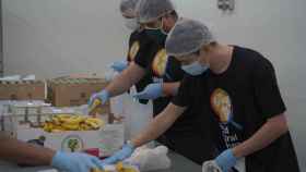 Voluntarios coordinan la entrega de alimentos para las familias en situación de vulnerabilidad / FUNDACIÓN LA CAIXA