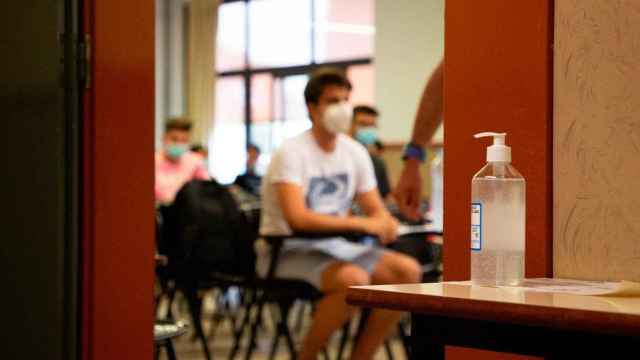 Un estudiante en la Facultad de Psicología de la Universidad de Barcelona (UB) en plena selectividad / EFE