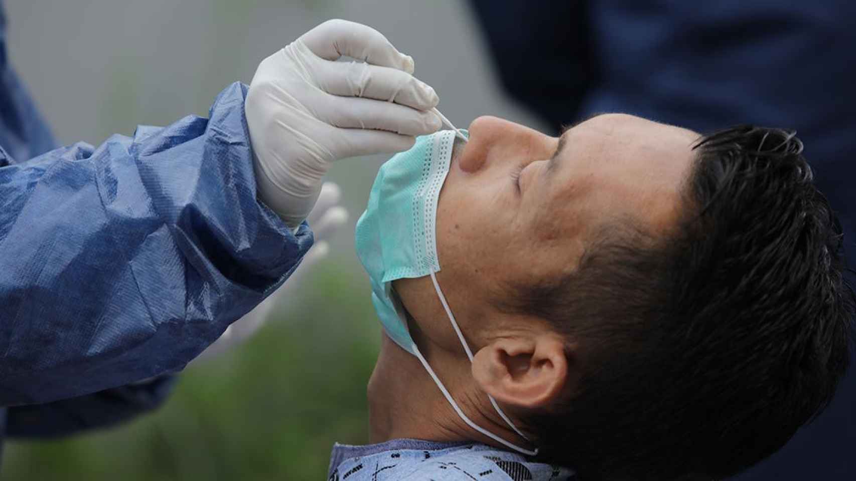 Un ciudadano se presta a realizarse un test de nariz para saber si tiene coronavirus / EP