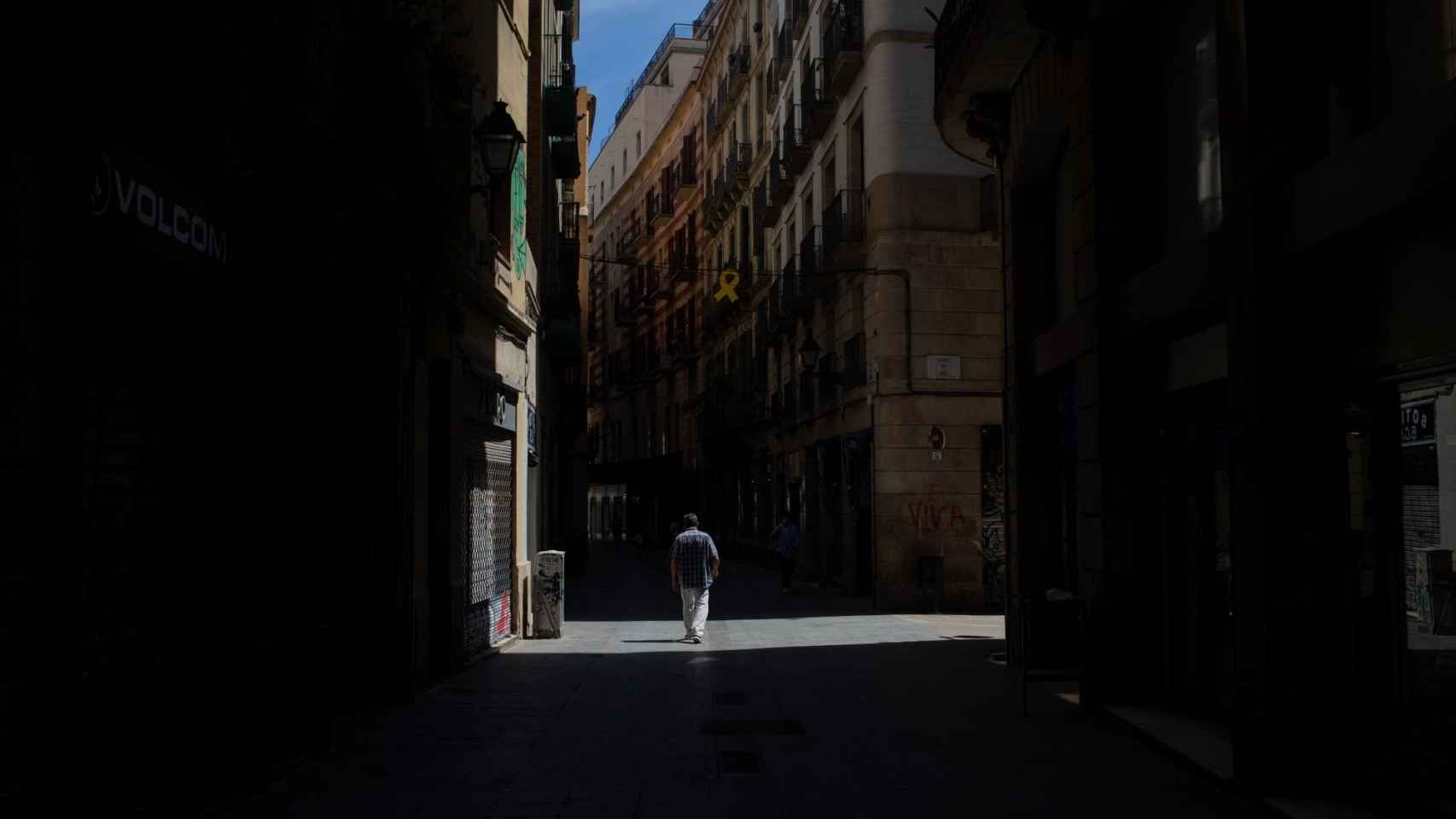 Un hombre pasea por una de las calles de Barcelona / EP