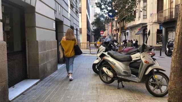 Motos aparcadas en una acera de Barcelona / EUROPA PRESS