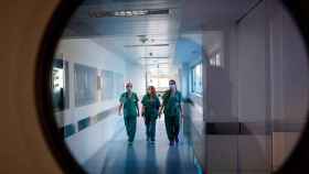 Varias profesionales del sistema sanitario caminan por el pasillo de un hospital de Cataluña en su lucha contra el Covid-19 / EFE