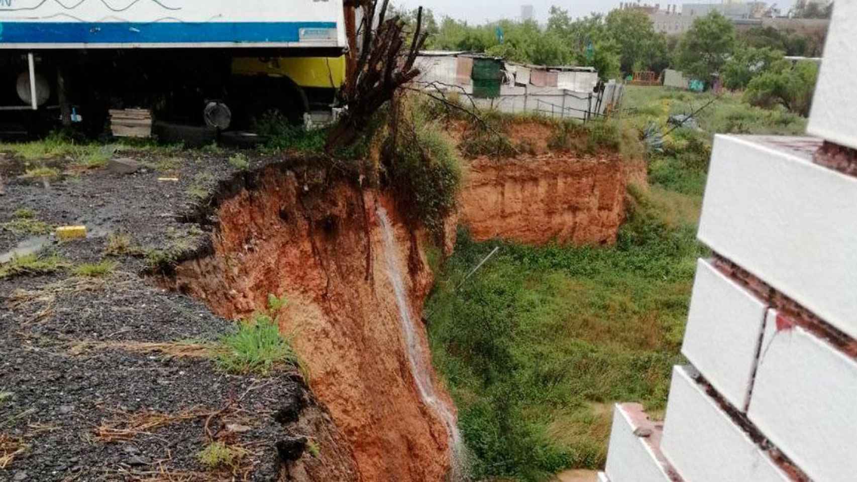 Muro caído a causa de la lluvia en Cataluña / BOMBERS