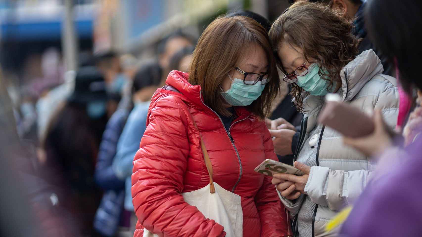 Ciudadanas de China con mascarilla para hacer frente al coronavirus / EFE