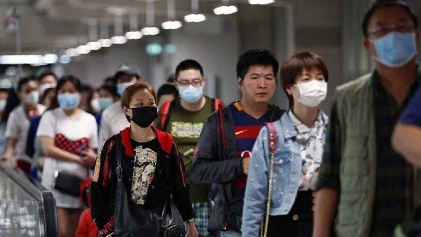 Varias personas se protegen del coronavirus con mascarillas, en China / EFE