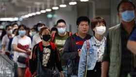 Varias personas se protegen del coronavirus con mascarillas, en China / EFE