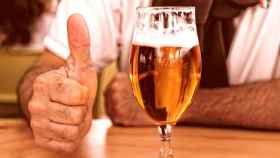 Un hombre toma cerveza en la barra de un bar / PIXABAY