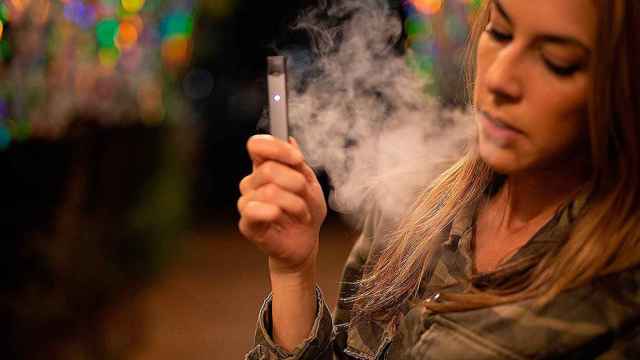 Una joven con un cigarrillo electrónico / PX