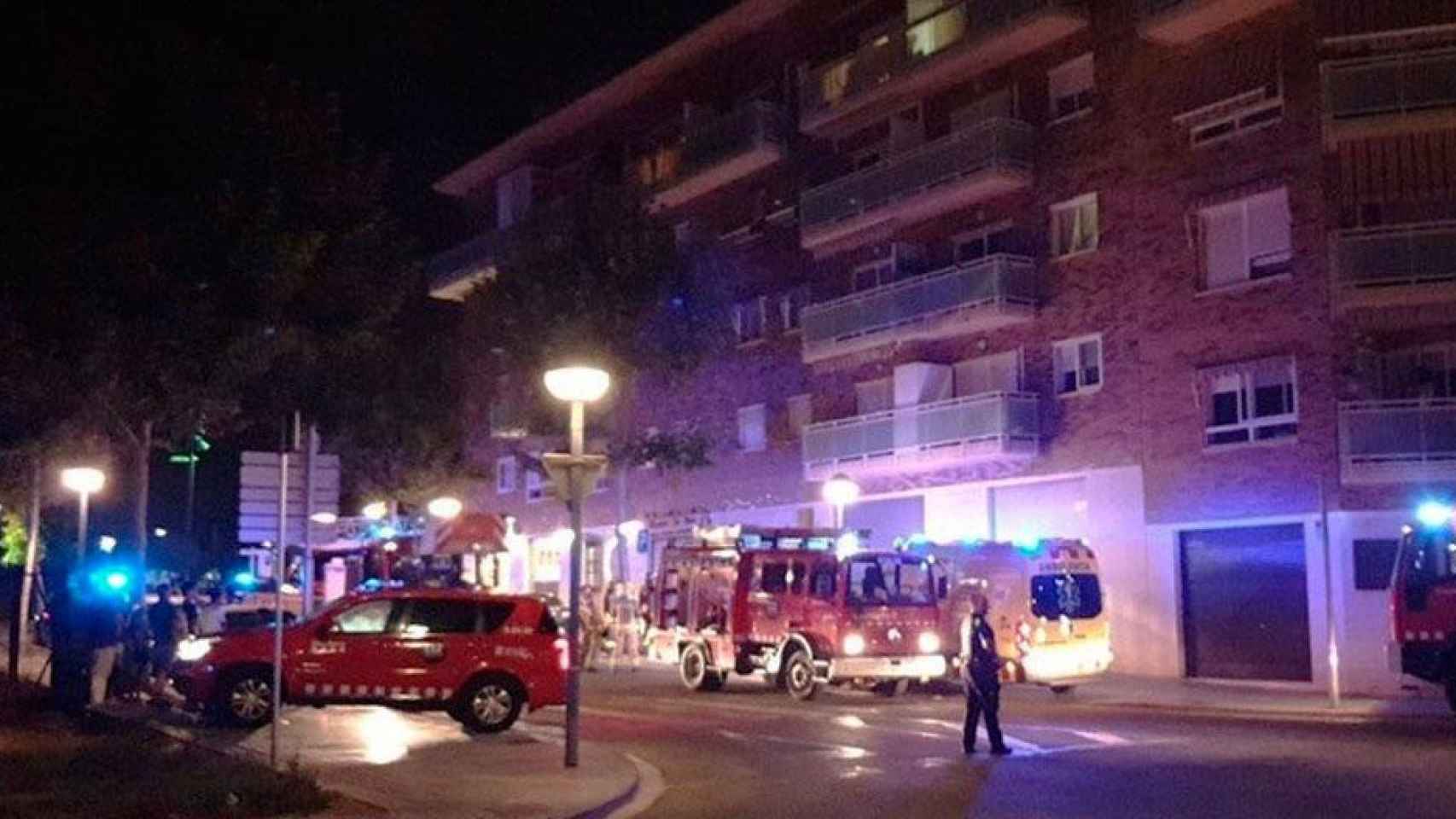 Bomberos en uno de los incendios declarados esta noche, el de Vila-Seca / FACEBOOK