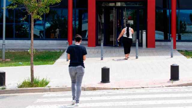 Imagen de una mujer entrando en la comisaría de los Mossos d'Esquadra de Manresa (Barcelona) / CG