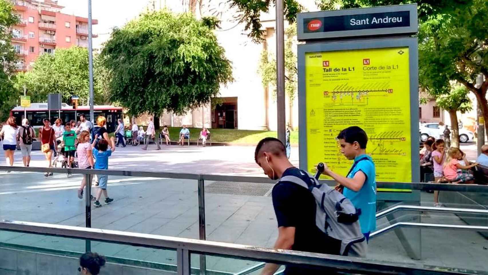 Marquesina informativa del corte por obras de la L1 del metro de Barcelona / CG