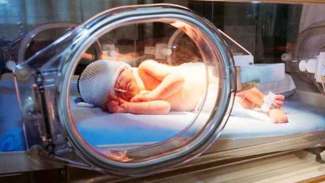 Imagen de uno de los bebés prematuros en la UCI neonatal del Hospital Josep Trueta de Girona / CG