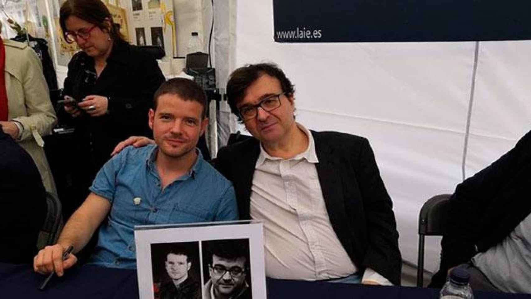 El ilustrador José Pablo García, y el escritor Javier Cercas en una firma de Sant Jordi  / EP