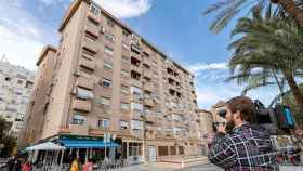 Vista del edificio de la calle Huerto Manu de Murcia, desde donde una mujer de 37 años se ha tirado desde un sexto piso con su hijo de 4 años en brazos / EFE