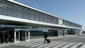 Imagen a la pista del aeropuerto de Reus, donde se digiría la avioneta que ha sufrido el accidente / AENA