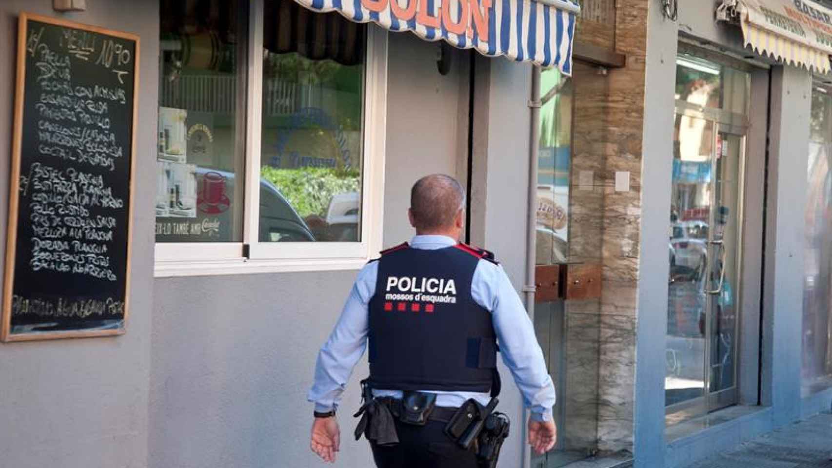Un agente de Mossos d'Esquadra ante el edificio donde un hombre ha matado a su mujer esta madrugada en su domicilio familiar de Blanes (Girona) / EFE