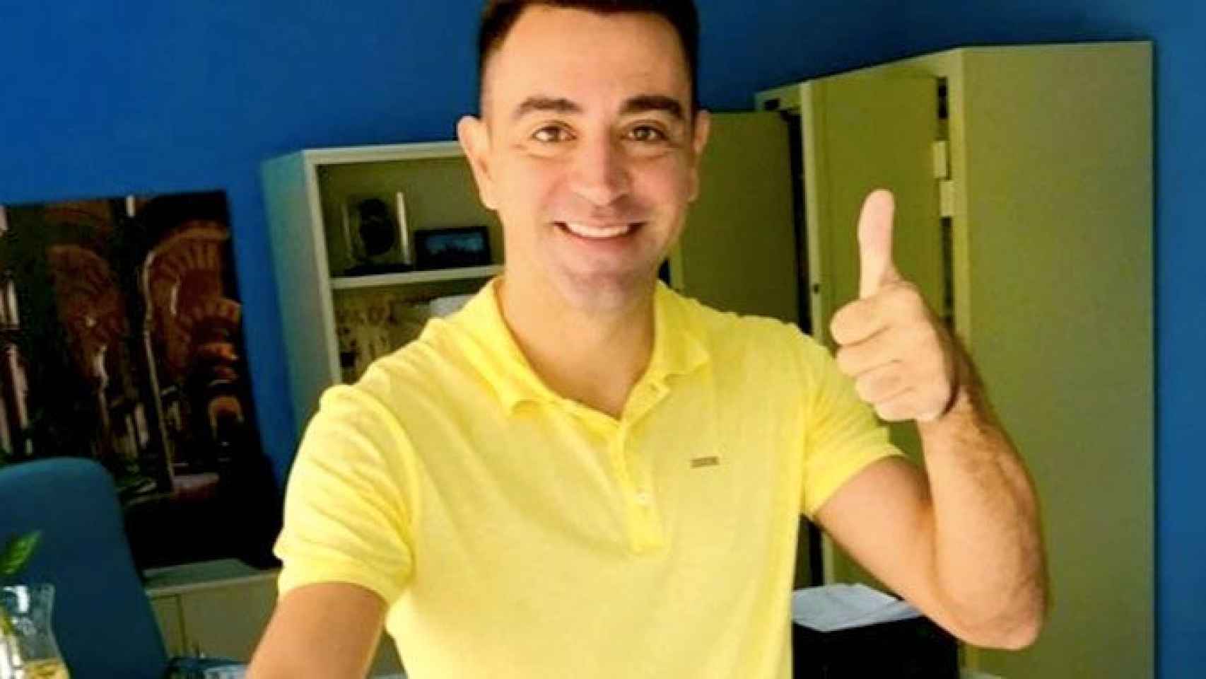 Xavi Hernández vota vestido de amarillo vota en el 21D en Qatar / CG