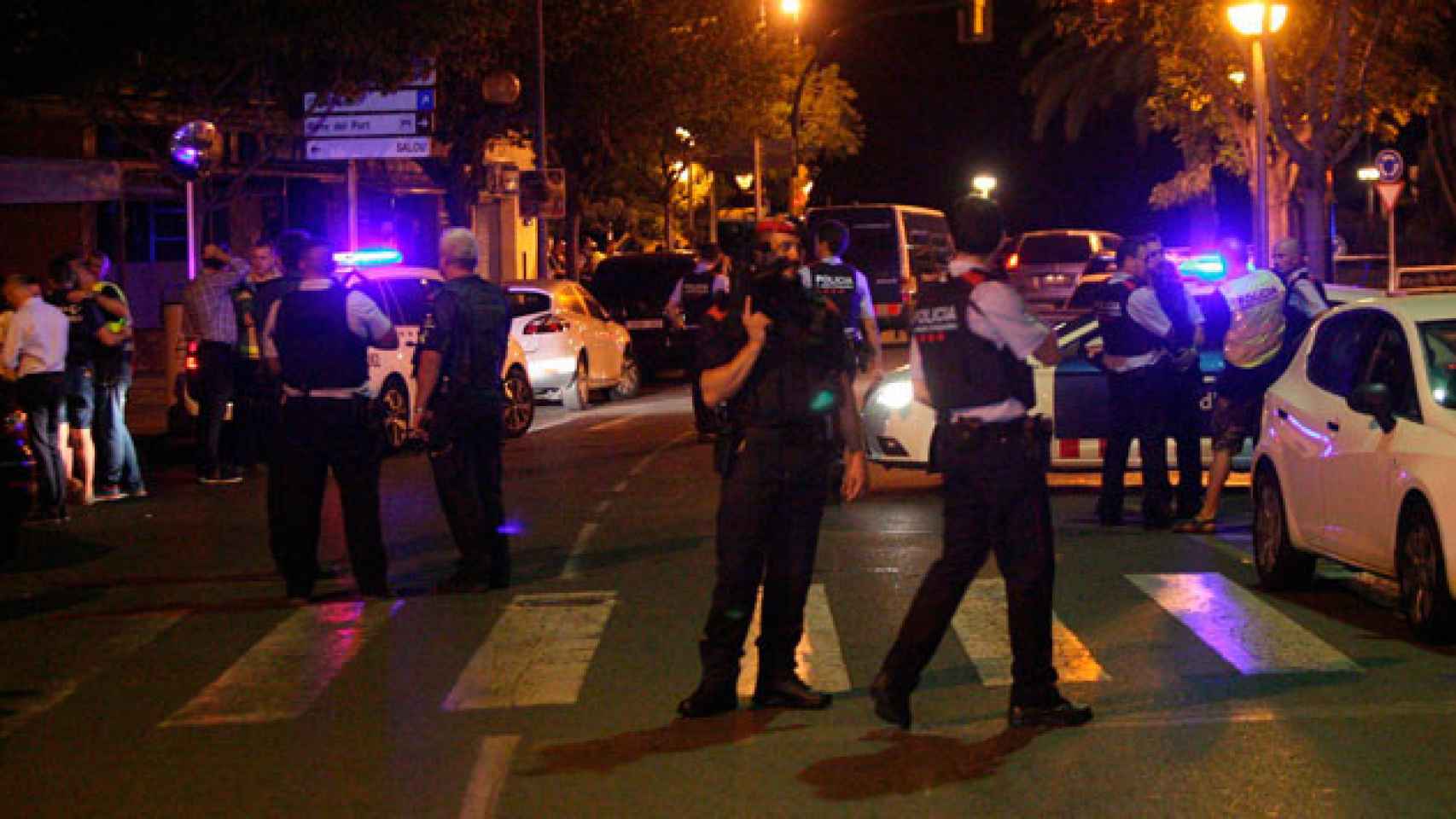 Agentes de los Mossos d'Esquadra y la Guardia Civil en Cambrils tras el atentado, el viernes de madrugada / EFE