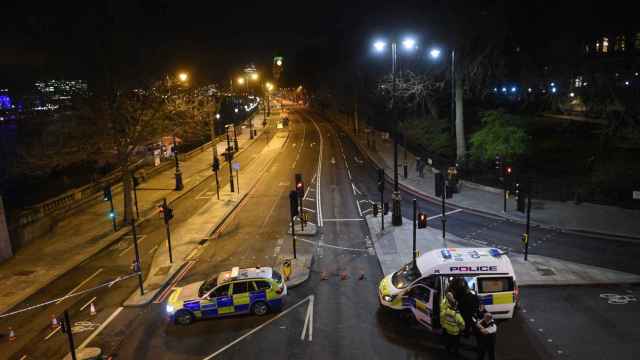 La policía británica mantiene cortadas las calles cercanas al atentado del miércoles en Londres / EFE