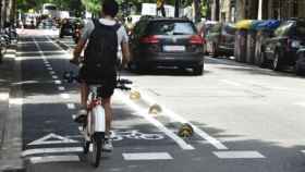 Un carril bici segregado del tráfico rodado y de las aceras de Barcelona / EFE