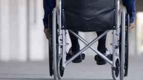 Un hombre en silla de ruedas como el alumno que se quedó sin ir de excursión por falta de ascensores en Barcelona / EFE