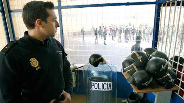 Un policía, en el CIE de Barcelona / EFE