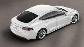 Simulación de un Tesla Model S color blanco perla.