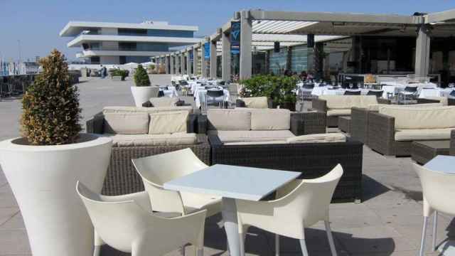 Paseo de la Marina Juan Carlos I de Valencia, con el Veles e Vents al fondo